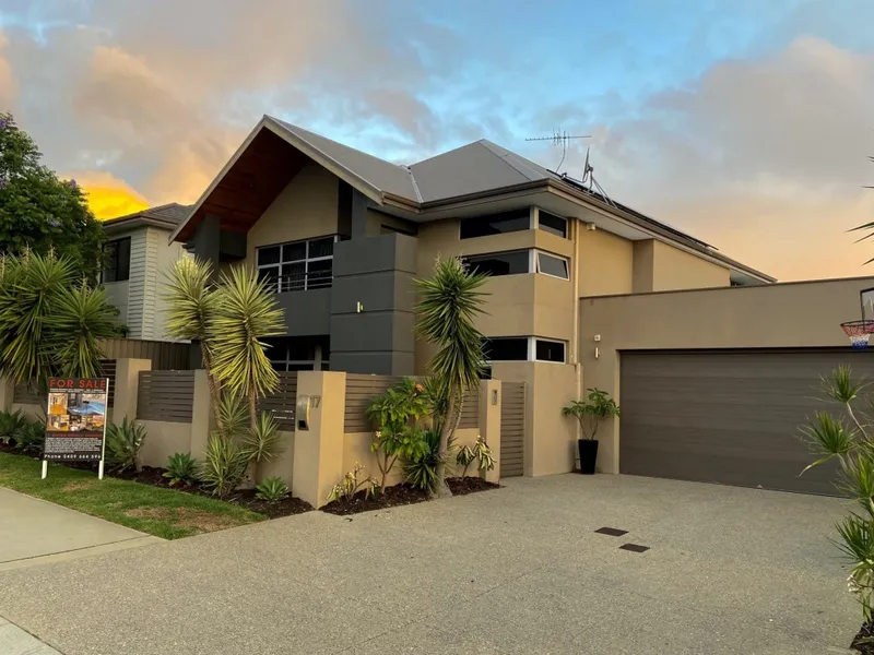 EXQUISITE BAYVIEW ABODE