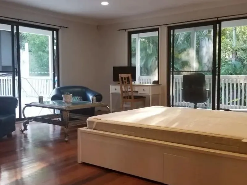 Massive 5 Bedroom House with Swimming Pool 2 mins from UQ.