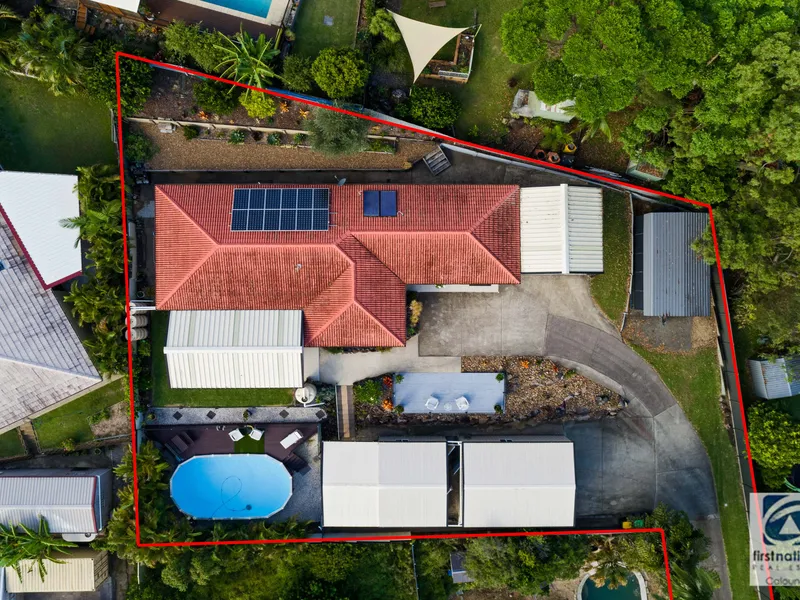 Renovated Entertainer...Lifestyle, Location, Privacy!