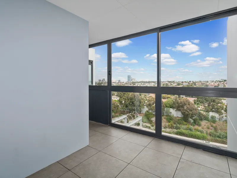 GORGEOUS, SPACIOUS 2 BEDROOM APARTMENT FLOWING WITH NATURAL LIGHT. WINTER-GARDEN BALCONY...A MUST SEE!!!