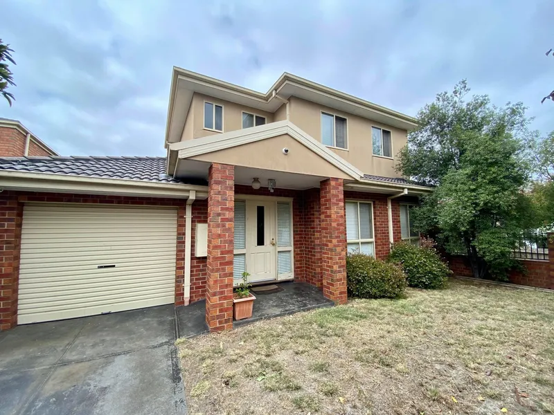FOUR BEDROOM TOWNHOUSE IN THE MCKINNON SCHOOL ZONE!| HODGES CAULFIELD