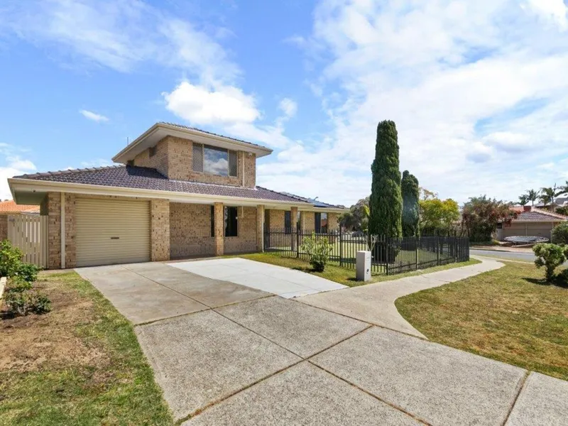 RENOVATED AND SPACIOUS FAMILY HOME IN SUPERB LOCATION!