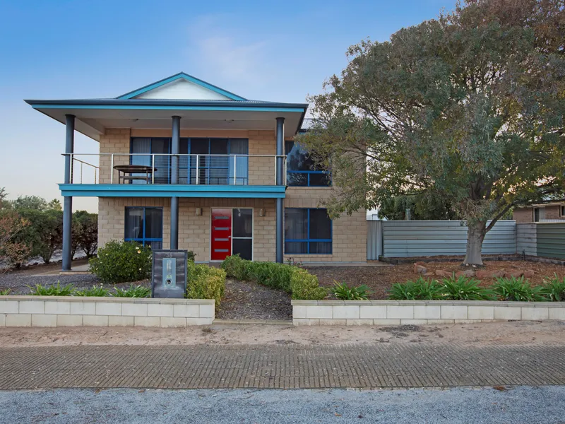 4 Bedroom spacious retreat by the sea