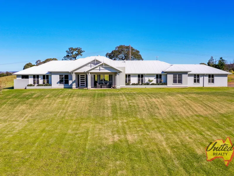 Stunning Home with Top-of-the-Line Equine Facilities: A Dream Property for Horse Lovers