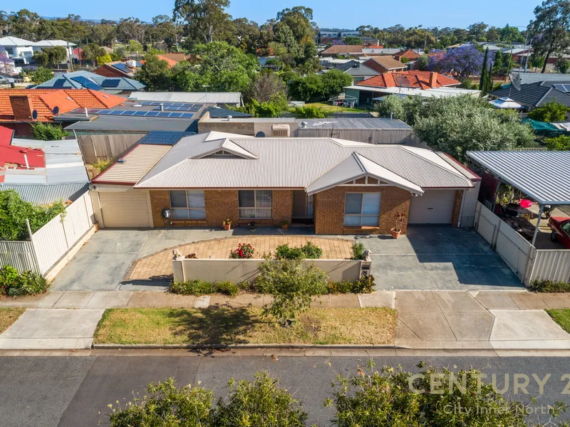 Modern Courtyard home with Dual Horseshoe Driveways & 2 Single Carports