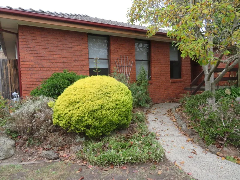 RENOVATED 2 BEDROOM UNIT IN IDEAL LOCATION!!