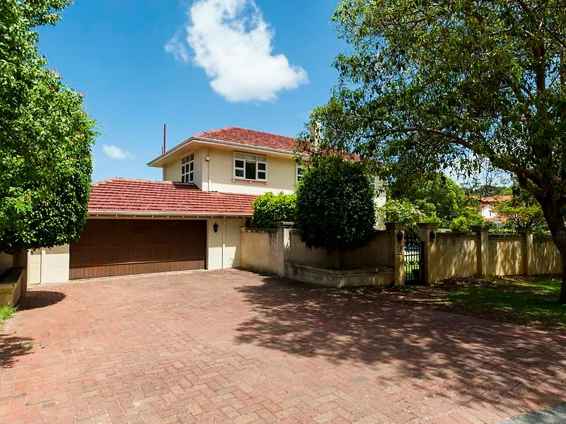 SPACIOUS FAMILY HOME WITH POOL