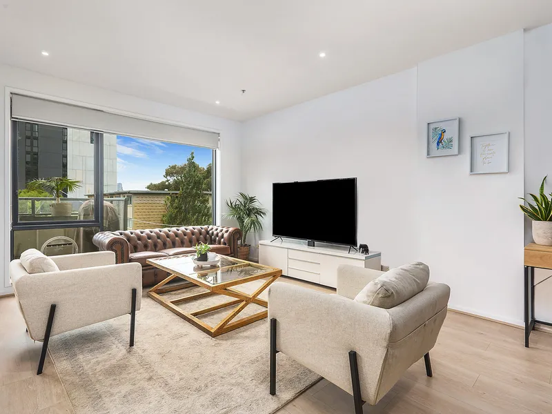 Immaculate, Oversized And Light-Filled Living 