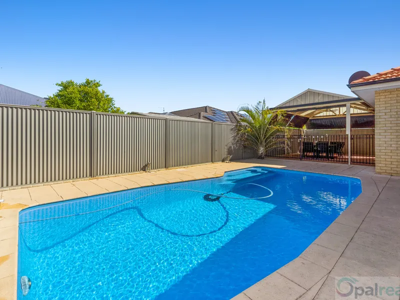House with a Pool - Overlooking Parkland