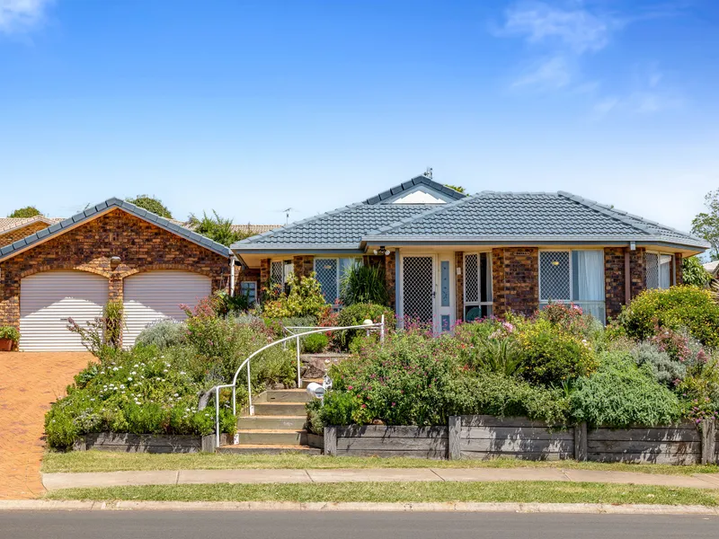 Stunning Home, Gardens & Views!