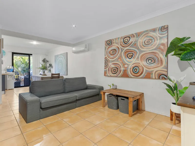 Fantastic Townhouse in the Heart of Pacific Pines Shopping Precinct