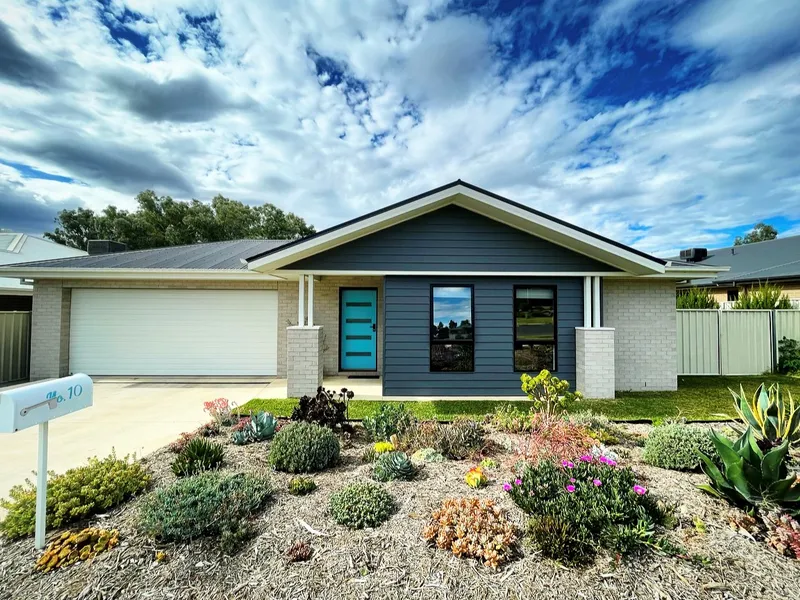 Quality Custom Designed Family Home - Popular Woolshed Estate