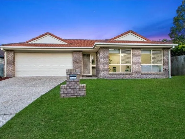 North Lake 4 bedrooms,2 Bathrooms, 2 Car park, spacious family home $570/weekweek