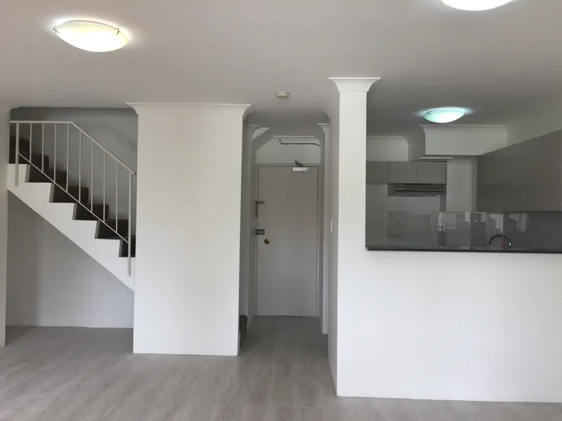 RENOVATED 2-BEDROOM UNIT WITH SKYLINE VIEWS