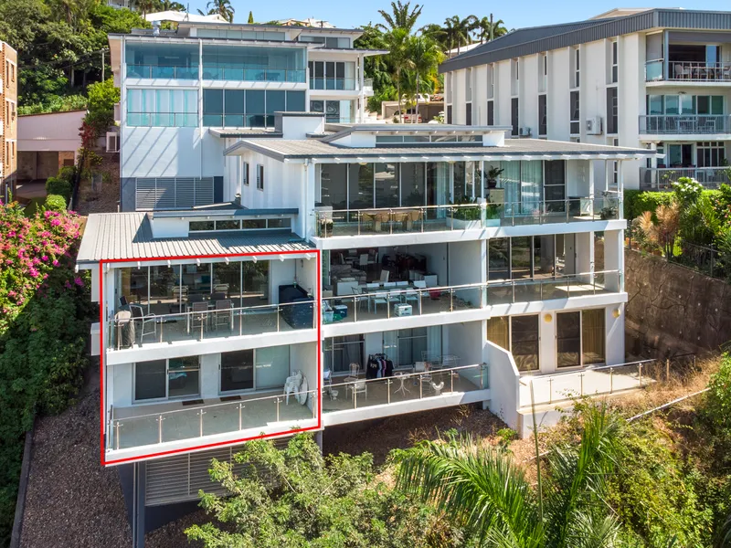 LUXURY APARTMENT ON THE SLOPES OF  MELTON HILL WITH SEA-VIEWS.