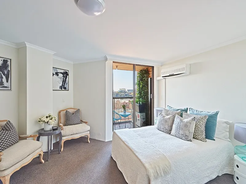 Studio Apartment in Fantastic Location Available Now