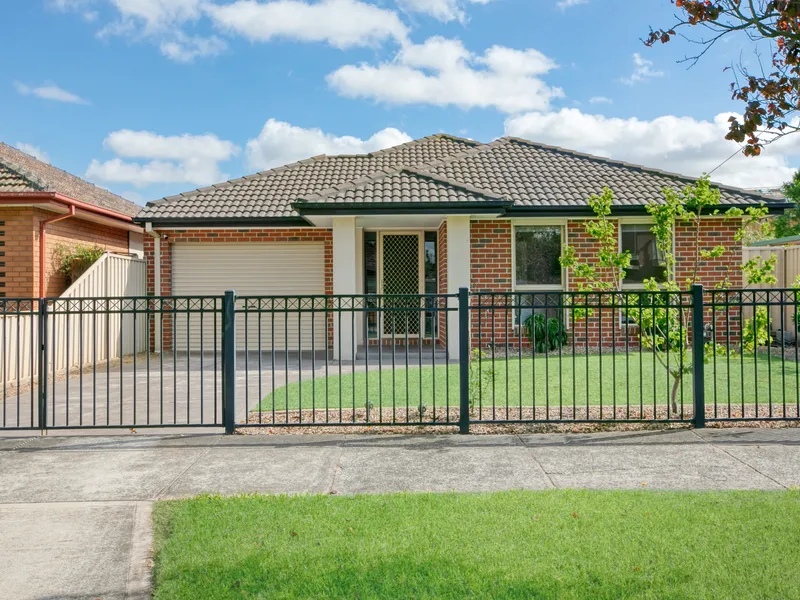 Chic Charm, Maximum Delight!