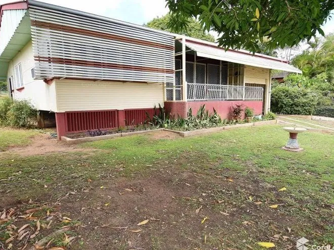 2 Bedroom - 1042m2 Block - 450 m2 from main st - THAT IS A CLOSE WALK!