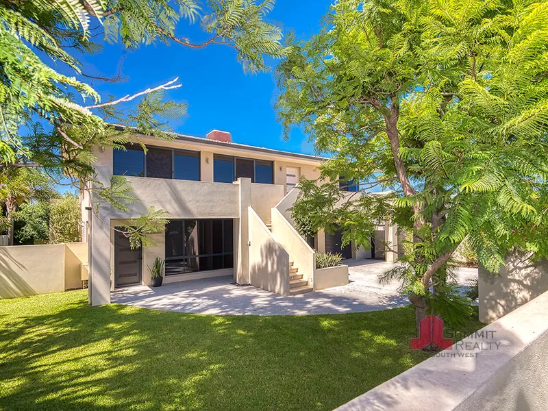 INCREDIBLE LOCATION + UNIQUE OPPORTUNITY - CALLING LARGE FAMILIES & INVESTORS!
