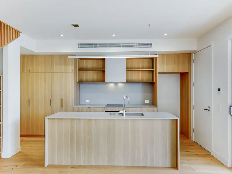 Executive Excellence in Superb City-Edge Locale