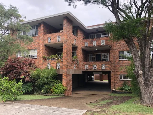 Light Filled Spacious 2 Bedroom Apartment with Garage