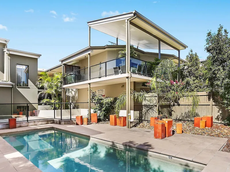 PERFECTLY POSITIONED TOP FLOOR APARTMENT! 