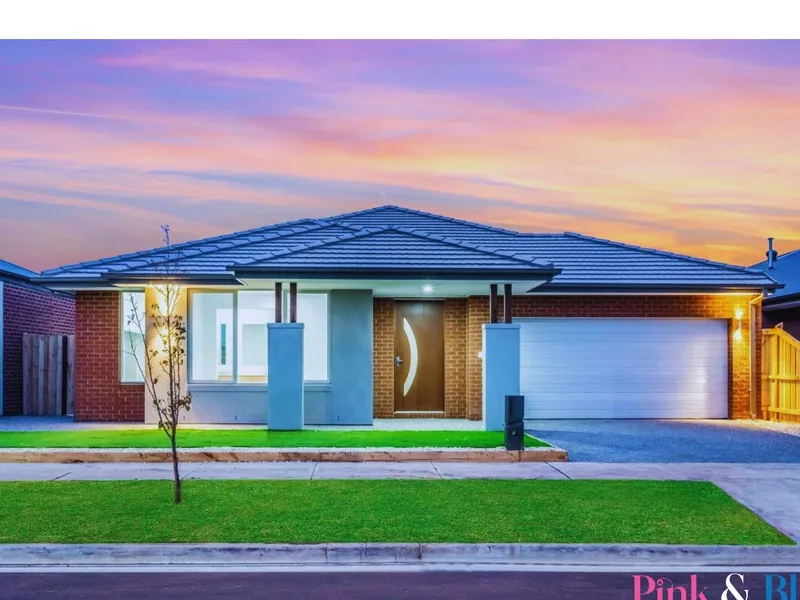 12 CLAY CRESCENT, ROCKBANK VIC 3335- BRAND NEW FAMILY HOME FOR RENT!