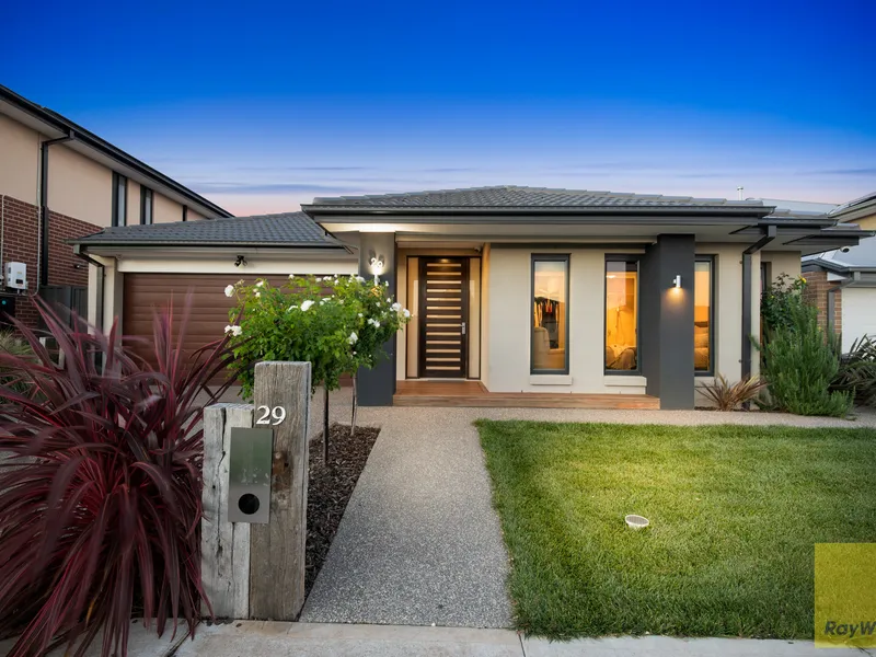 Metricon Built 4 Years Old - Beautiful Family Entertainer in Grove Estate!