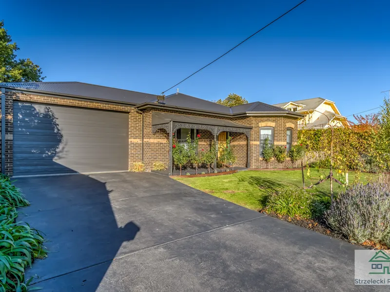 Combining elegant liveability with exceptional street appeal.