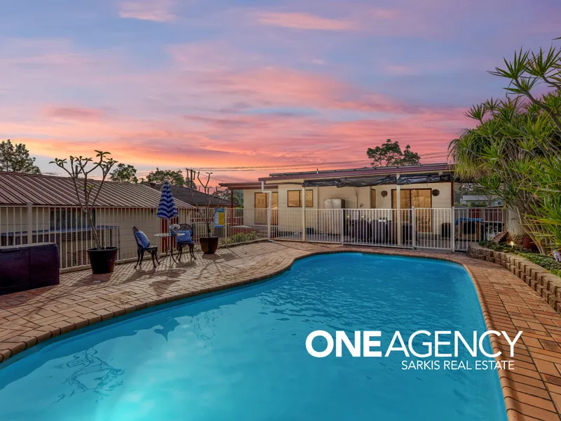 Easy-care family living close to schools, shops and the lake