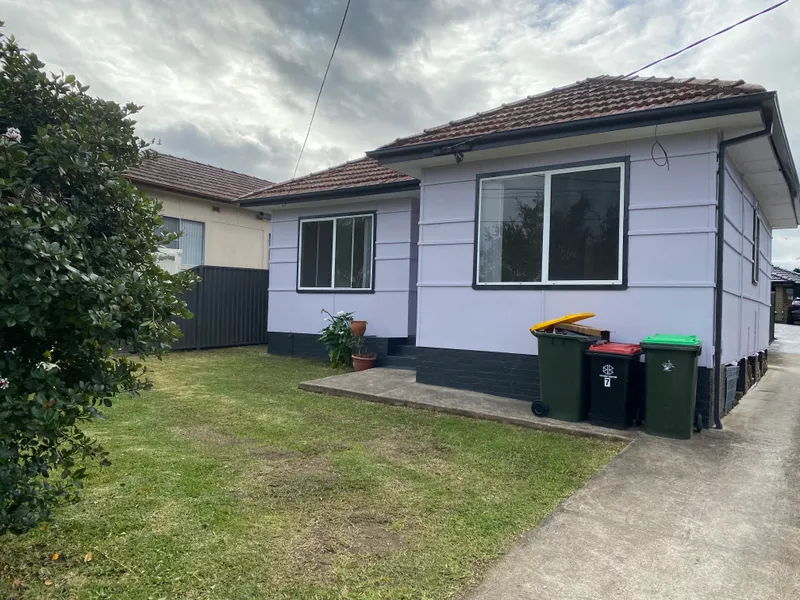FRESHLY PAINTED TWO BEDROOM HOUSE IN GREENACRE!!!!