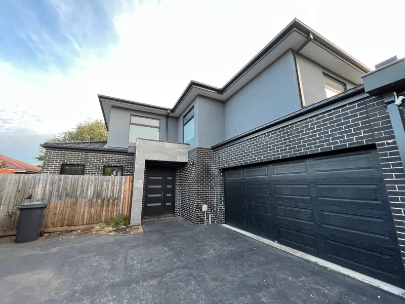 FULLY FURNISHED TOWNHOUSE 2/82 Margaret St, Clayton