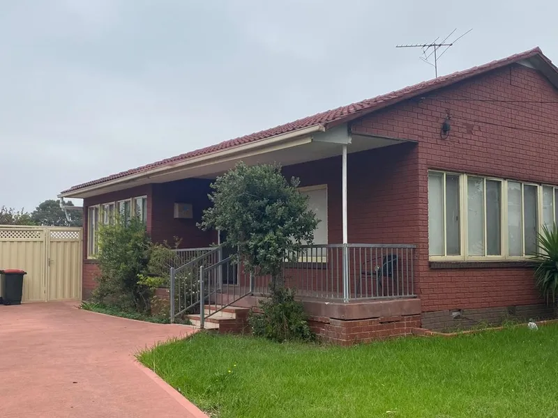 *3 Bedroom Dallas Beauty*