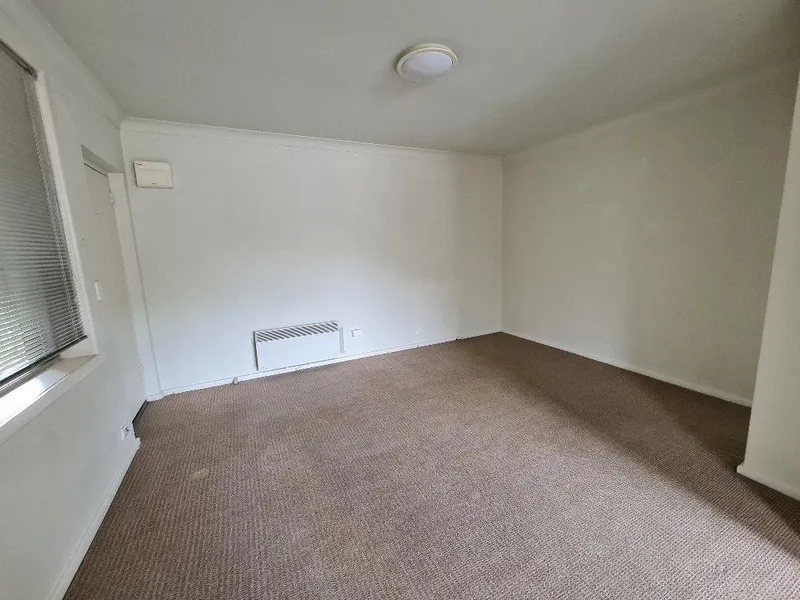 LIGHT, BRIGHT & ON STATION STREET