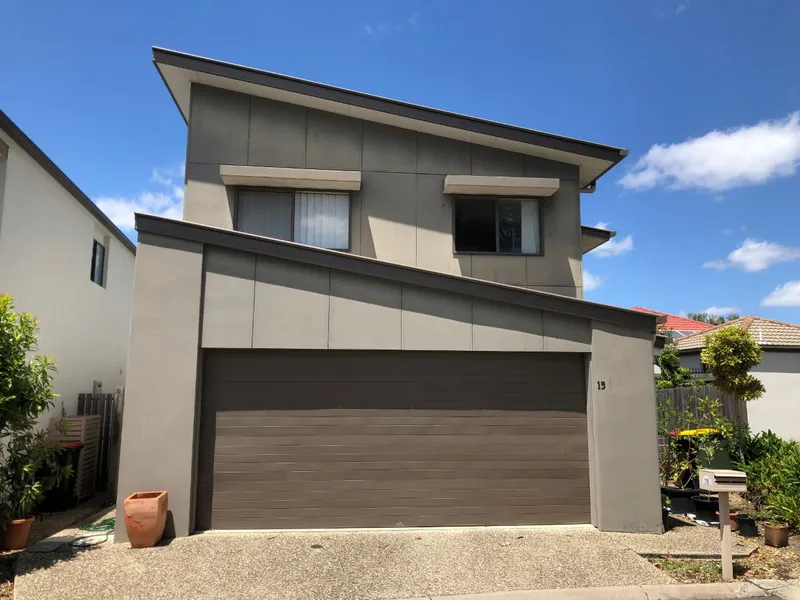 DOUBLE GARAGE TOWNHOUSE & CLOSE TO AMENITIES