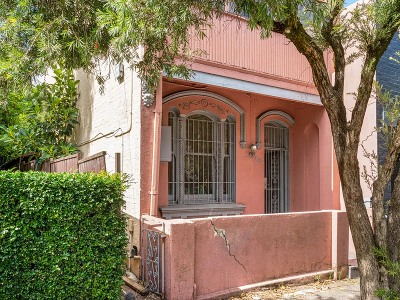 CLASSIC 4 BEDROOM VICTORIAN TERRACE IN POSITION PERFECT LOCATION
