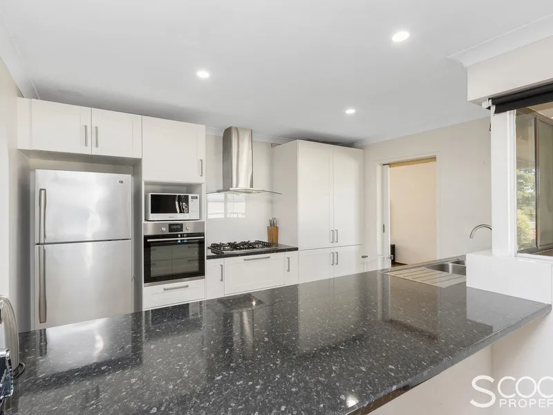 LIGHT & BRIGHT LIVING ON  HUGE 843sqm BLOCK!