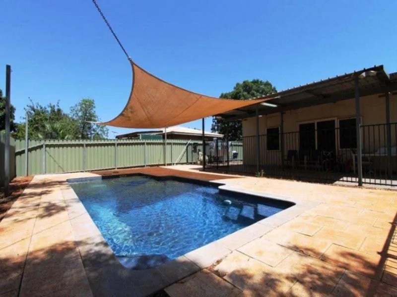 FRESH AND BRIGHT - LOVELY 3 x 1 WITH POOL !!!