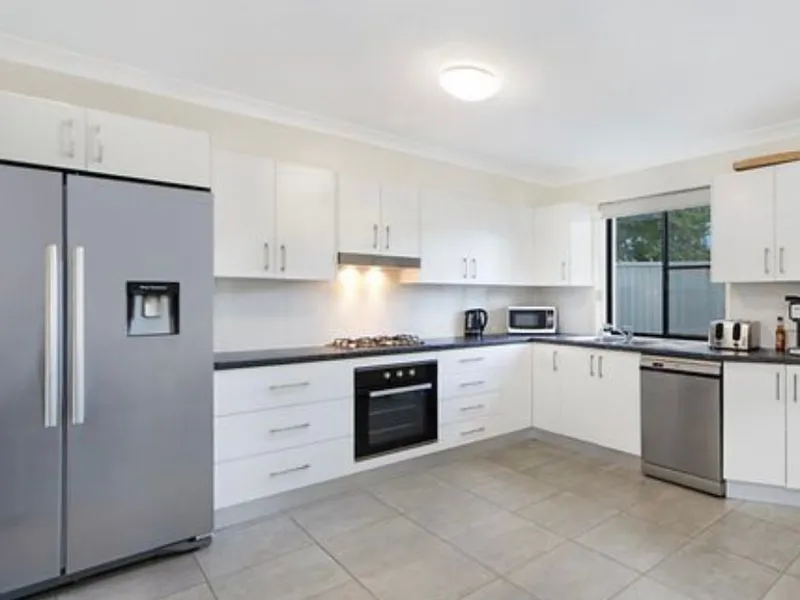 Incredible sharehouse - 6 bed, 5 ensuites, furnished, AIR CON - ALL bills included - Secure gated complex for parking and privacy.