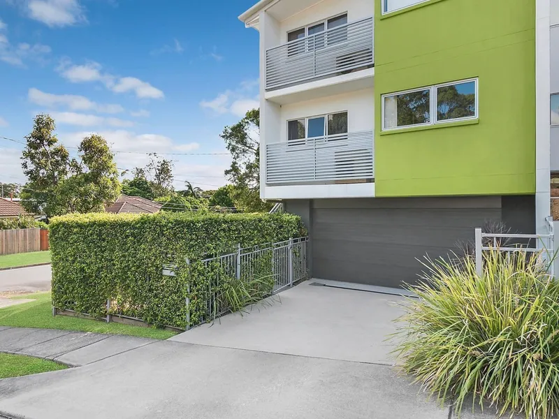 2 bedroom, 2 bathroom unit with double lock up garage in great location!