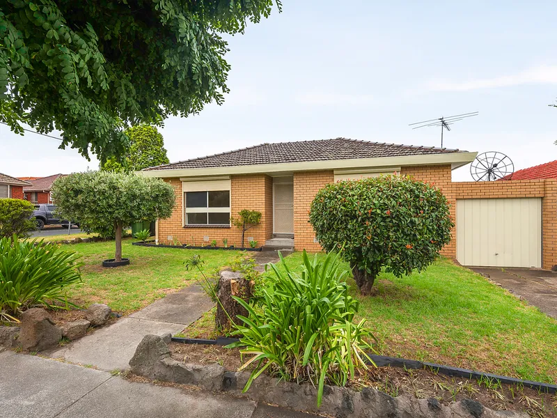 Indoor-Outdoor Living And Stylish Contemporary Flair