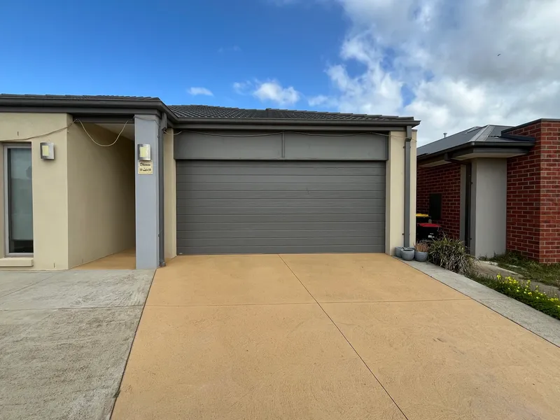 Beautiful spacious Home in Melton South !!!!