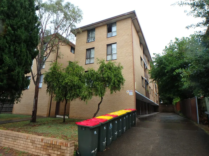 1ST FLOOR WALK TO SCHOOL & SHOPS