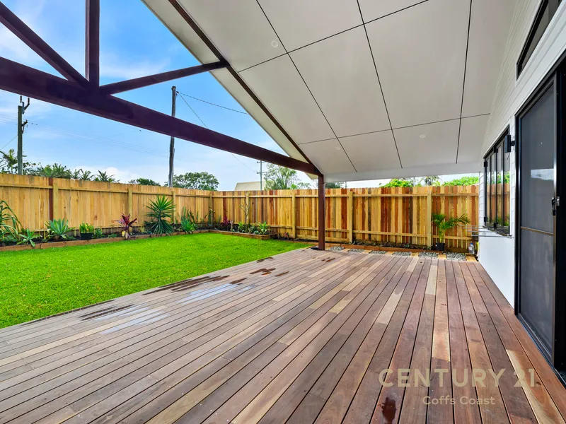 EXECUTIVE 4 BEDROOM HOME IN EMERALD BEACH!!