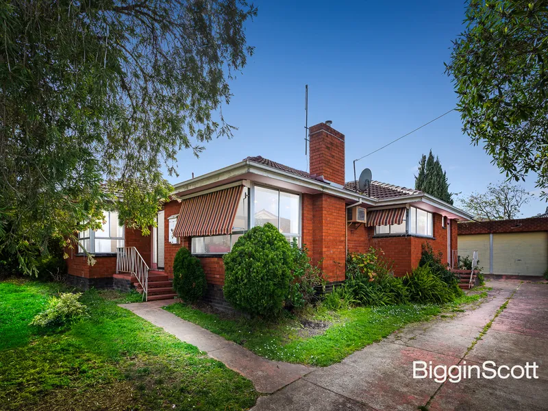 A CHARMING SINGLE LEVEL ABODE WITH AMAZING POTENTIAL!