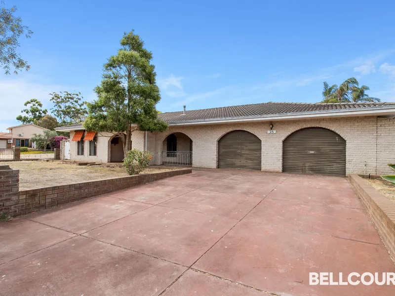 THIS BIG LATE 70's HOME ON 865m2 HAS EXCITING POTENTIAL
