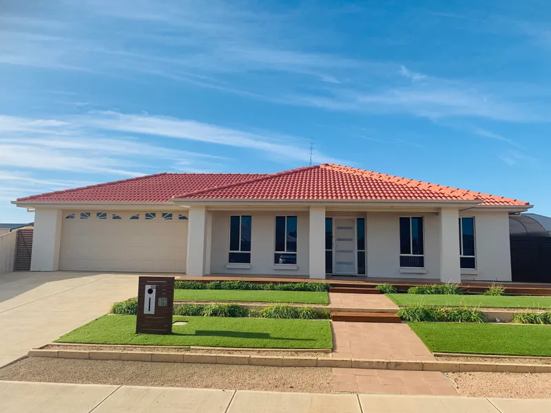 Stunning 329m2 Fairmont Home with 3kw solar