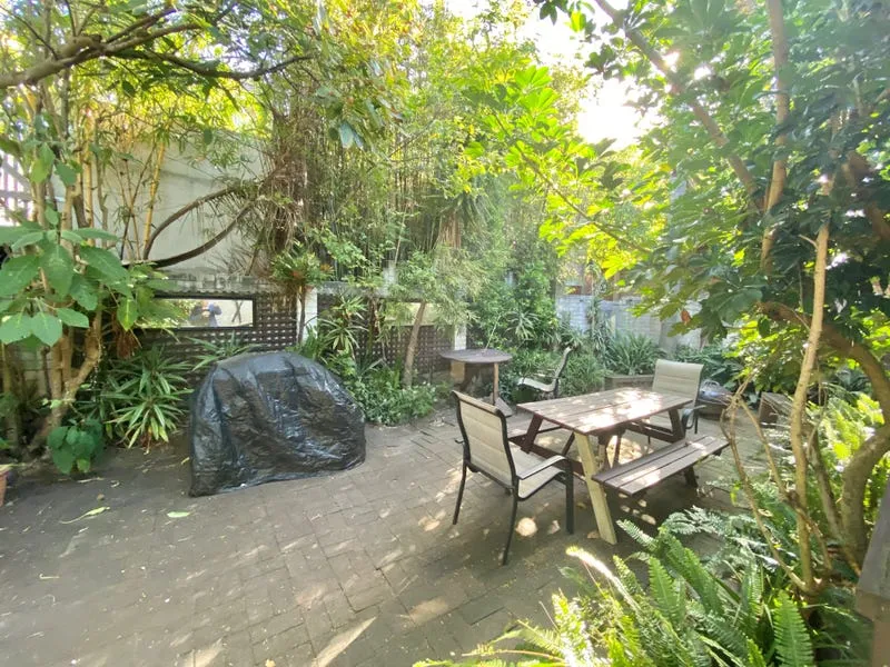 Split Level Garden Apartment Minutes to Bondi Beach!
