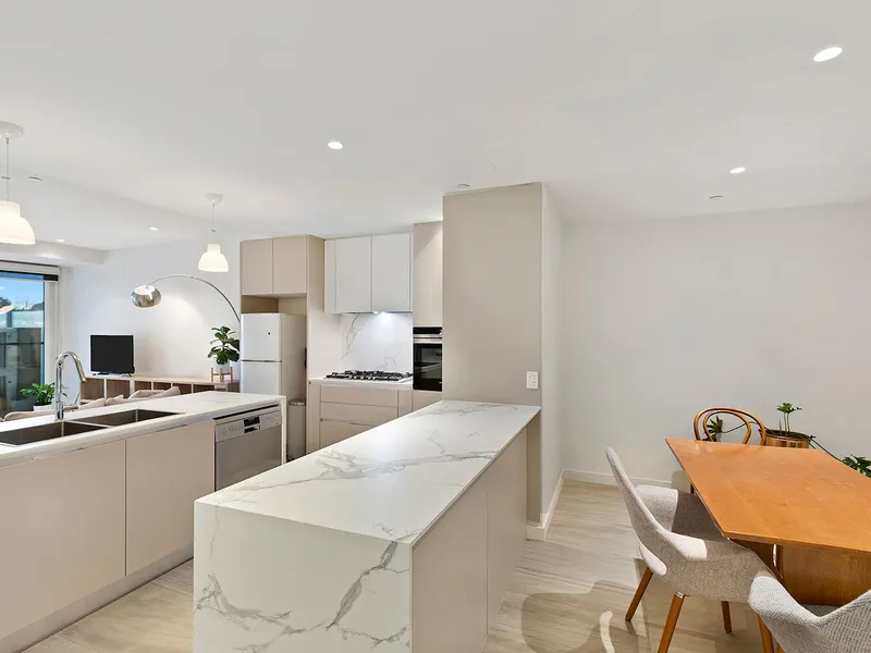 Huge luxury near new 2 bedroom, 2 bathroom, 2 carspace apartment