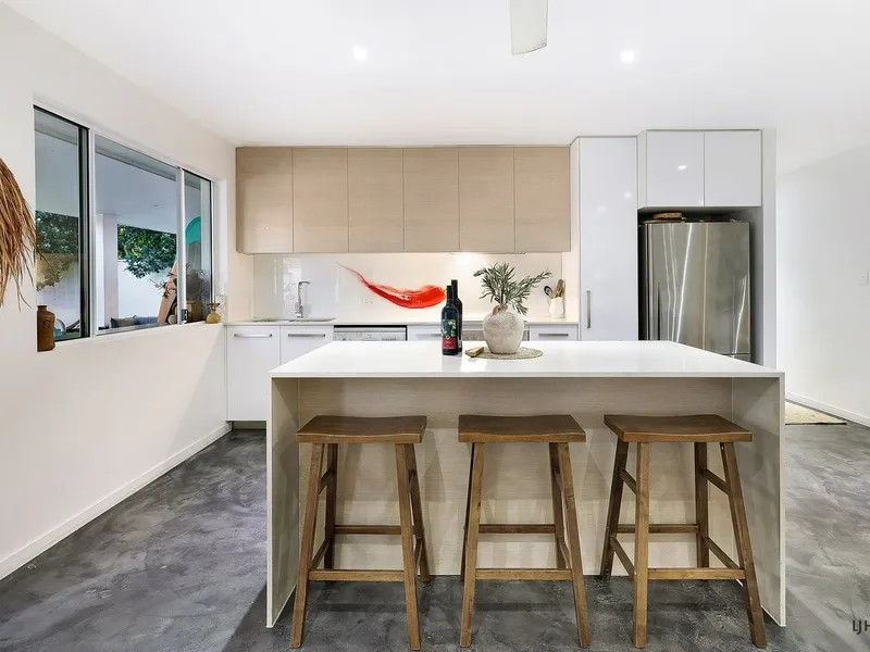 MODERN SPACIOUS PET FRIENDLY HOME WITH LARGE YARD